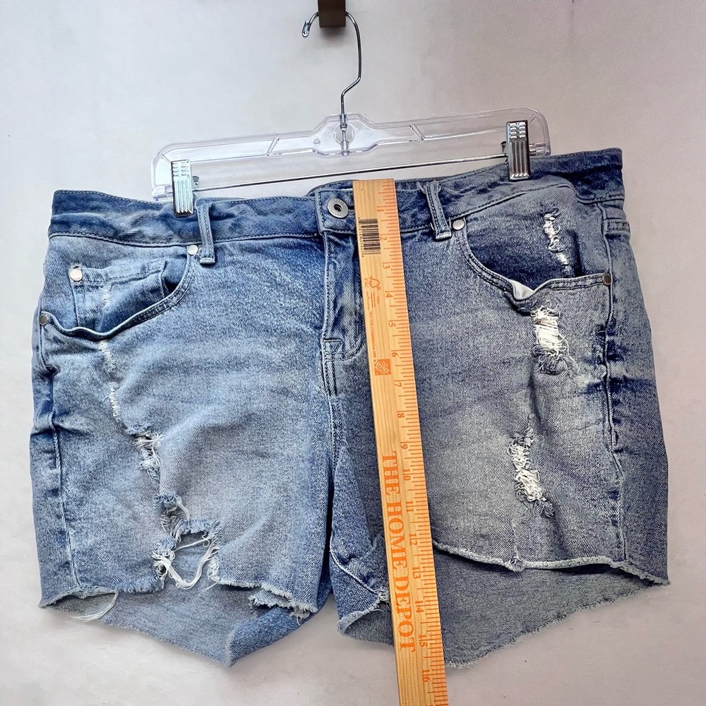 Torrid Denim Size 16 First at Fit Mid Rise Cut Off Distressed Light Wash Shorts - Picture 5 of 8